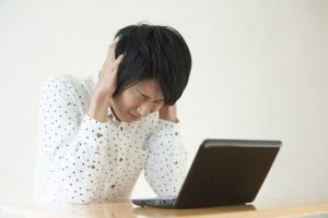 インターネットトラブルで困っている男性